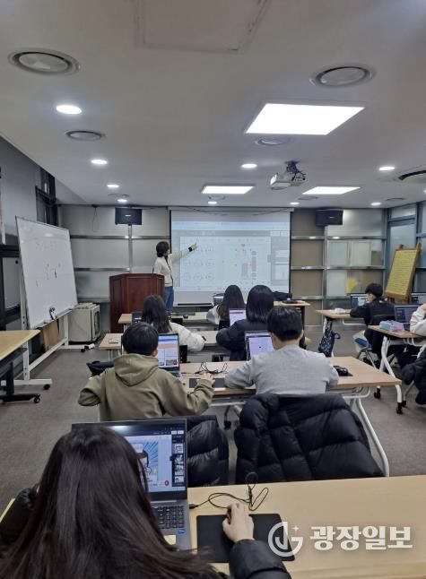 구리시청소년재단 청소년수련관 'AI로 그리는 웹툰' 프로그램 성료