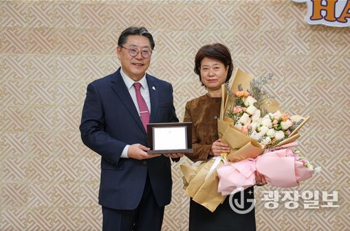 왼쪽부터 홍태용 김해시장, 경원특장㈜ 임영경 대표