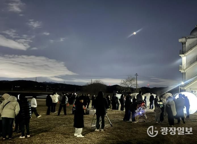 시흥시농업기술센터 천문관, 개기월식 공개관측 행사 성료… 시민 참여 성황