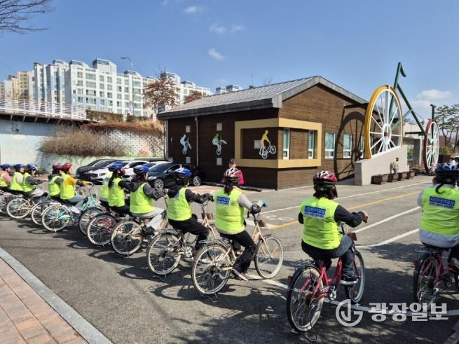 시민자전거교실 참여자들이 자전거문화센터에서 자전거 교육을 받고 있다