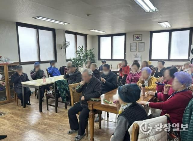 5일 성포주공4단지 경로당에서 찾아가는 구강보건교육이 진행중이다