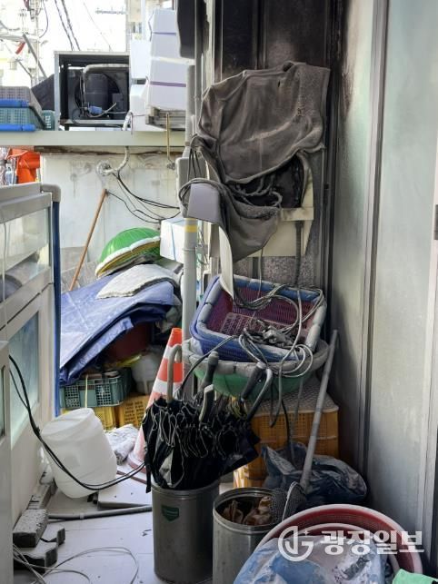 3월 7일 토요일 강진읍 상가 화재에서 관계자가 소화기를 이용해 초기진화를 한 현장사진