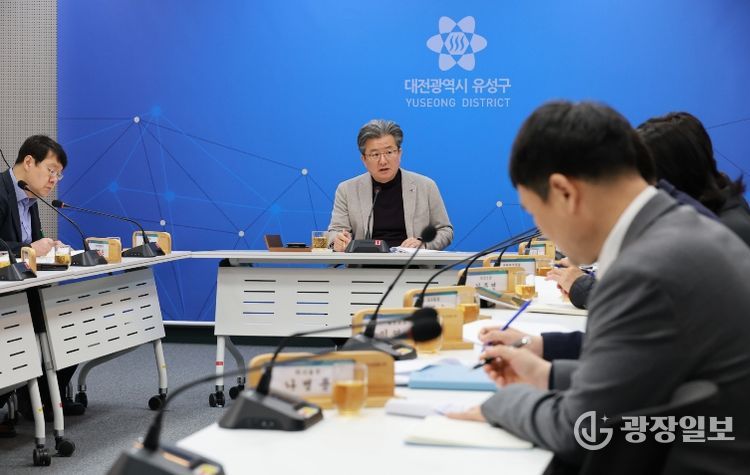 정용래 유성구청장이 9일 주간간부회의를 주재하고 있다.