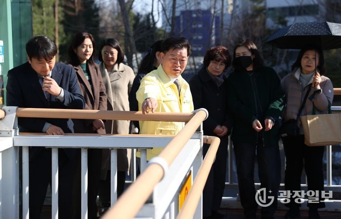 박승원 광명시장이 지난 13일 보수 및 보강공사가 완료된 햇무리 육교를 찾아 현장을 둘러보고 있다.