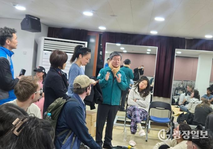 임시대피소에서 이재민에게 설명하고 있는 김길성 중구청장