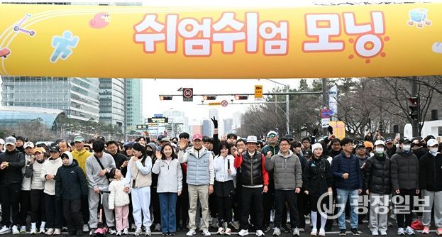 오세훈 서울시장이 14일(토), ‘쉬엄쉬엄 모닝’ 출발 전 시민들과 기념 촬영하고 있다.