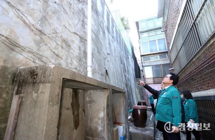 박일하 동작구청장이 13일, 동작구 사당동 한 주택가에서 해빙기를 맞아 노후 옹벽·석축 등 안전사고 예방을 위한 현장 점검을 하고 있다
