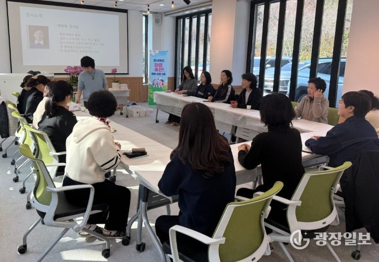 강진군 강진읍 보은산 힐링센터에서 열린 중년여성 마음충전 힐링 프로그램 운영 모습.