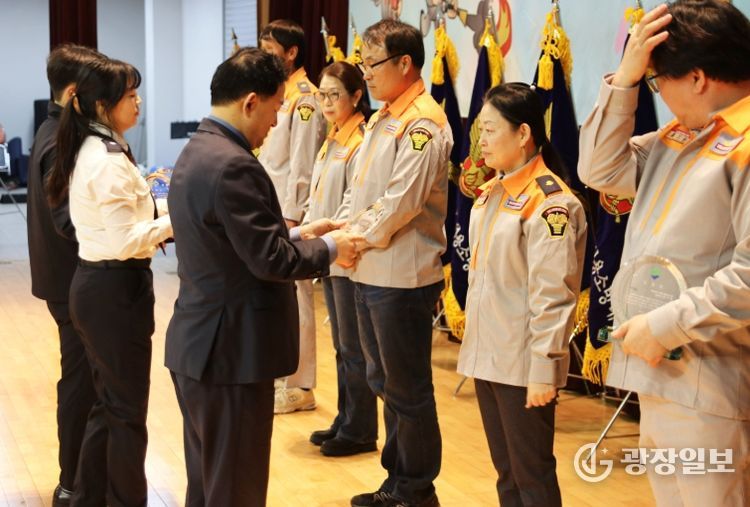보성군, 제5회 의용소방대의날 기념식 및 기술경연대회 성료_우수 의용소방대원에게 상패를 전달하고 있다