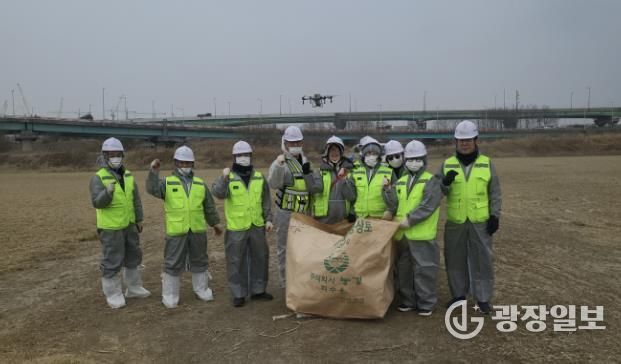 드론을 활용한 겨울철새 먹이주기