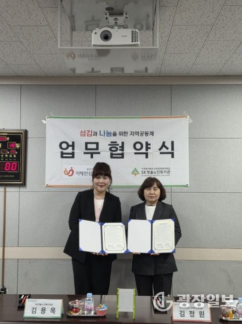 협약식 후 기념촬영을 하고 있다.