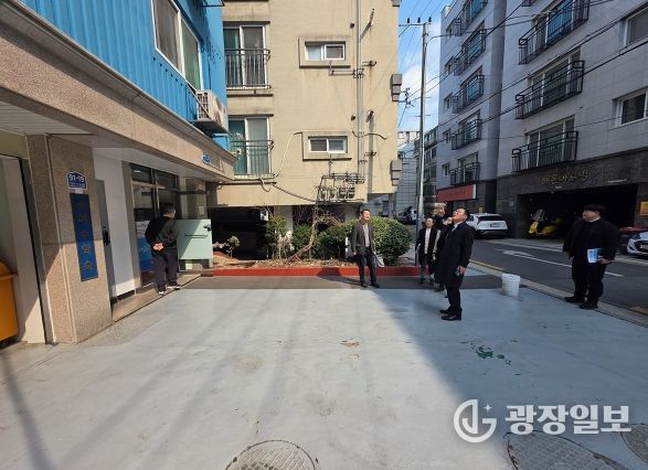 부시장이 서울 도봉구 창동에 위치한 여수학숙을 방문해 생활실과 공용시설을 직접 둘러보며 시설 현황을 점검하고 있다.