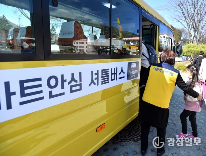 화천군이 2022년 도입한 스마트 안심셔틀. 초등학생들이 원하는 정류장으로 호출해 원하는 목적지까지 무료로 탑승할 수 있다