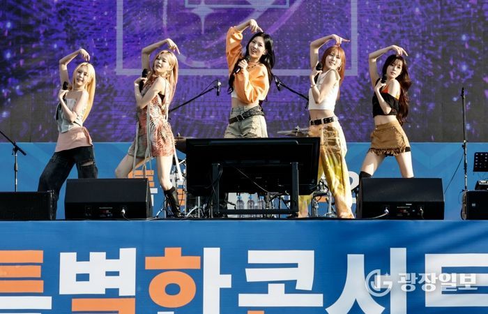 아이돌 그룹 이프아이가 21일 동탄여울공원에서 제26회 화성특례시민의날 기념 특별한 콘서트 시즌 2 첫 무대를 장식하고 있다