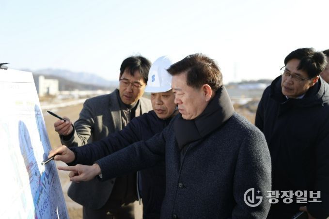박승원 광명시장이 지난 2월 광명시흥 테크노밸리 공사 현장을 방문해 진행 현황을 점검하고 있다