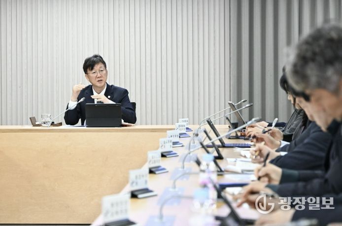 이민근 안산시장이 20일 디지털전환허브에서 진행된 현장간부회의에서 주요 전략사업의 진행 상황을 점검하며 부서 간 협력 방안을 논의하고 있다.