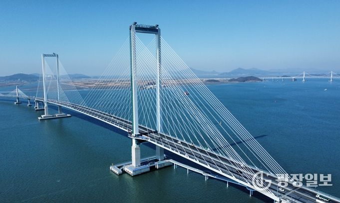청라하늘대교 전경. 오는 4월 6일부터 인천시민은 청라하늘대교를 무료로 이용할 수 있다. 3월 30일부터 통행료 감면시스템(intoll.incheon.go.kr)에 하이패스카드와 차량번호를 사전 등록해야 혜택을 받을 수 있다.