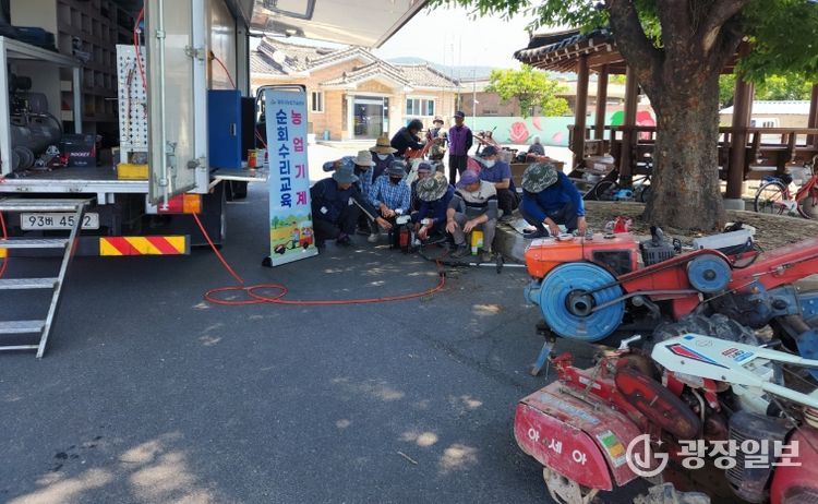 2025년 진행된 밀양시 찾아가는 농기계 순회 수리 교육 모습