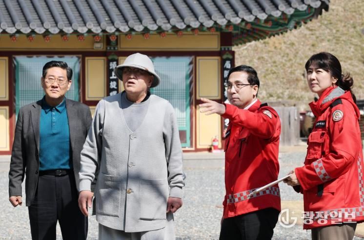 박희조 동구청장이 사찰 내 화재 취약 요소를 꼼꼼히 살피는 모습