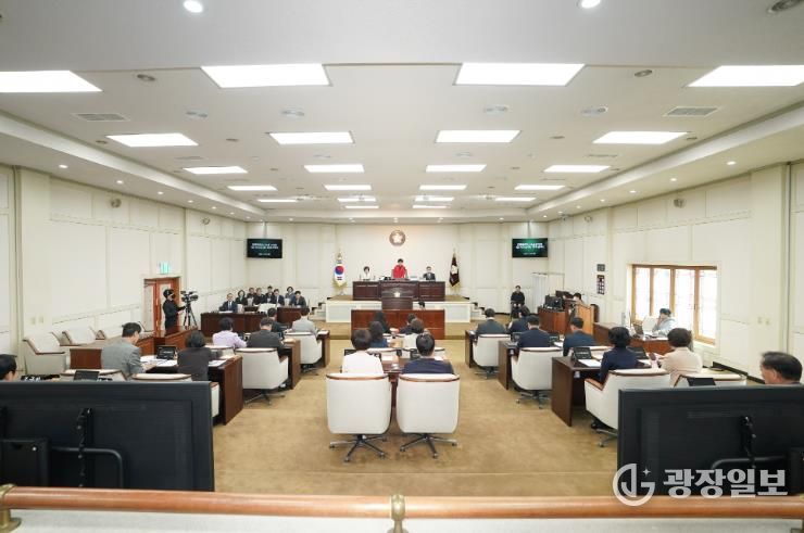 대구 수성구의회는 24일 제274회 임시회 제3차 본회의를 열고 15일간의 임시회 일정을 마무리했다.