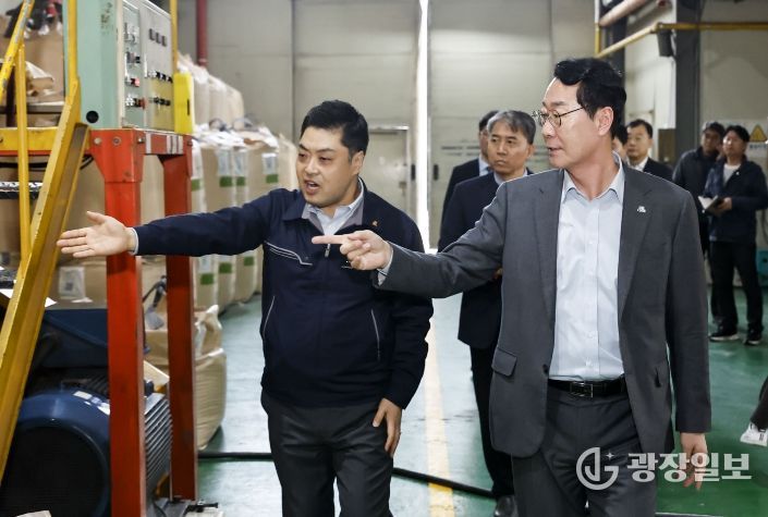 정명근 화성특례시장이 25일 관내 보온재 제조업체를 방문해 원재료 수급상황을 점검하고 있다.