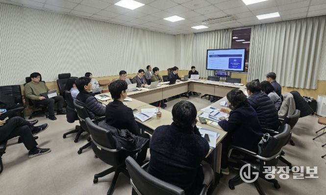 25일 안산 도시정보센터에서 '탄소배출권 거래 플랫폼 세미나'가 진행중이다.