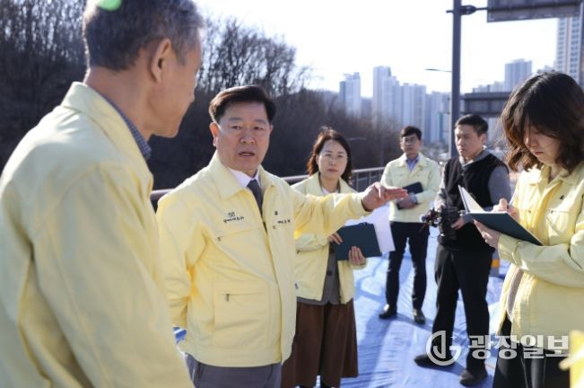 박승원 광명시장이 지난 13일 충훈대교를 방문해 안전 관리에 만전을 가해줄 것을 당부하고 있다.