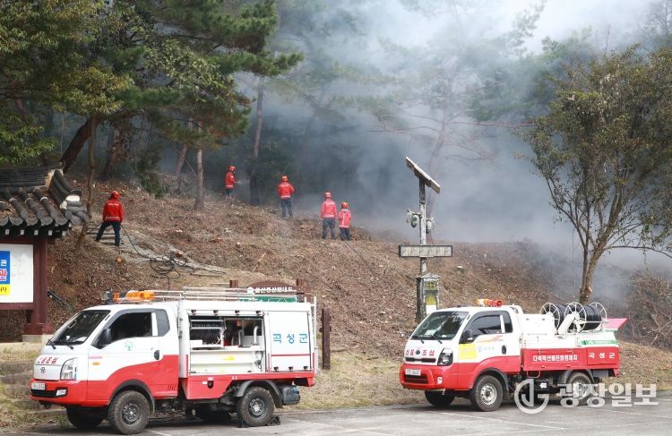 산불 진화 훈련 중인 곡성군 산림재난대응단원