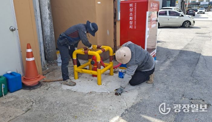 울진소방서, 관내 노후 소화전 보호틀 도색작업 실시