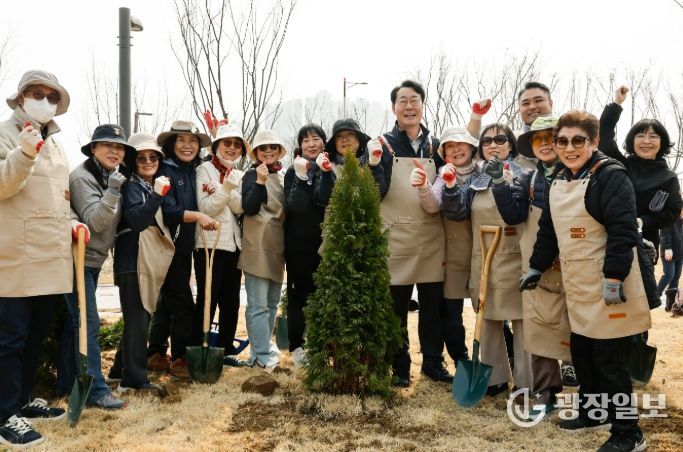 정명근 화성특례시장이 시민들과 함께 기념 식수 후 기념촬영을 하고 있다.