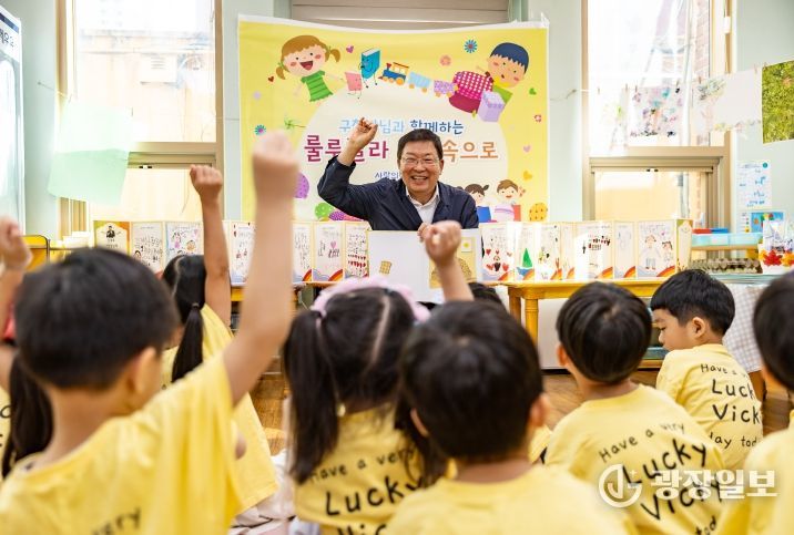 지난해(2025년) 어린이집을 방문하여 동화책 구연을 하고 있는 김경호 광진구청장