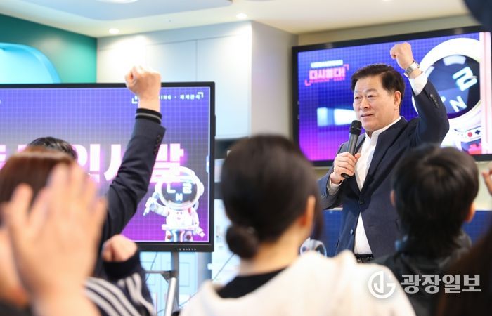 박승원 광명시장이 지난 28일 철산3동행정복지센터 6층에 자리한 광명시청소년재단 나름청소년활동센터 재개관식에서 청소년들과 소통하고 있다.