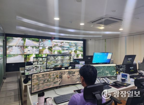 장성군 관제요원이 지능형 선별관제 시스템이 적용된 CCTV 화면을 감시하고 있다. 장성군 제
