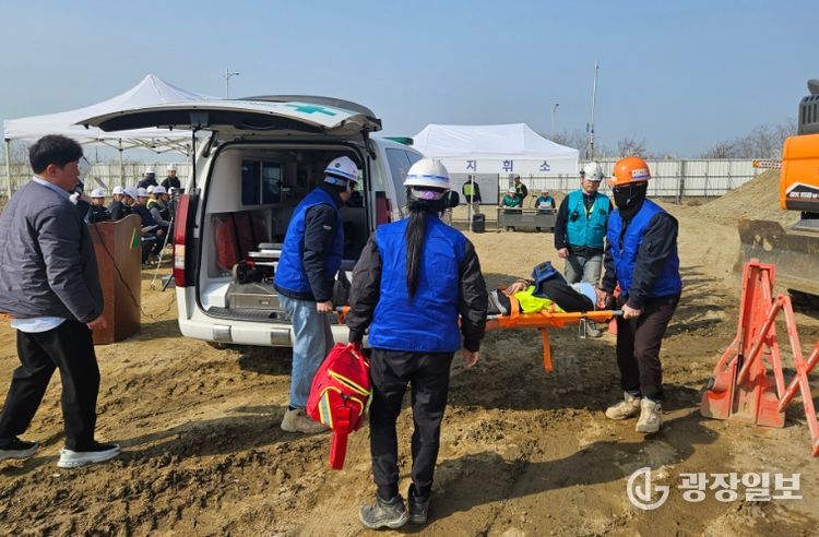 2026년도 상반기 건설현장 재난대응 훈련을 진행하고 있다 / 사진 제공 = 인천항만공사