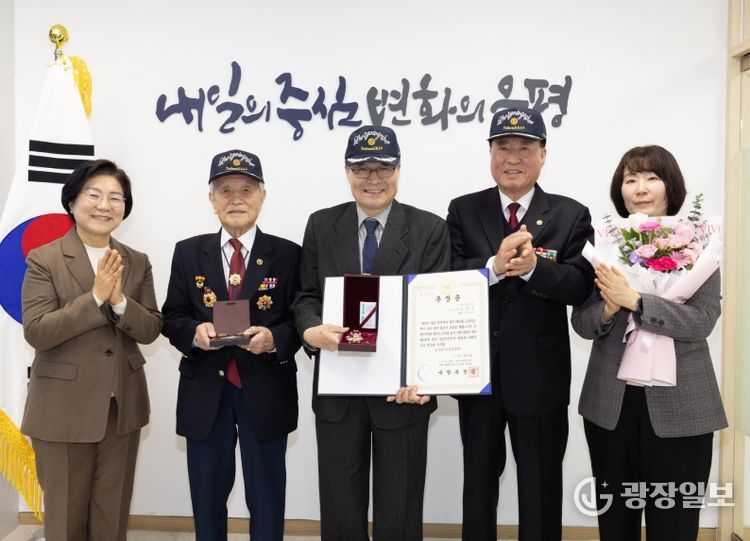 화랑무공훈장 전수식 사진. 왼쪽부터 김미경 은평구청장, 김상유 무공수훈자회 운영위원장, 유가족 김진규 씨, 류흥덕 무공수훈자회 지회장, 이지우 복지정책과장