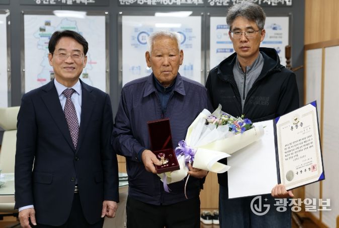 고 김영율 병장 유족에게 6.25 참전자 화랑무공훈장이 전달됐다.