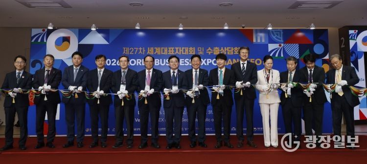 진교훈 서울 강서구청장(왼쪽 일곱 번째)이 31일(화) 코엑스 마곡에서 ‘한국 비즈니스 엑스포 강서’와 연계해 열린 ‘전시·수출 상담회’ 개막식에 참석해 내빈들과 테이프 커팅을 하고 있다.