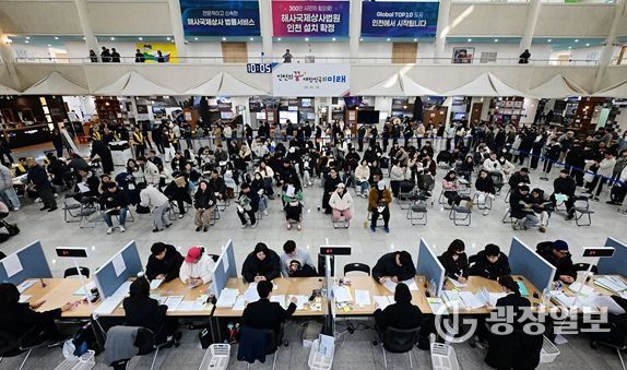 2026년 3월 16일 시청 중앙홀에서 천원주택 예비입주자 접수를 받고 있다