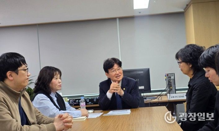 22기 정책위원회 간담회를 진행하고 있는 김용일 정책위원장