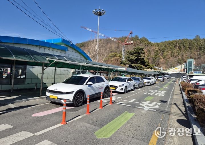 밀양역 택시승강장에서 대기 중인 택시들의 모습