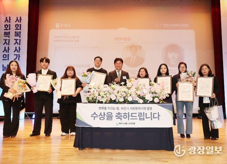 유공자 표창 수상자들이 기념 촬영을 하고 있다.