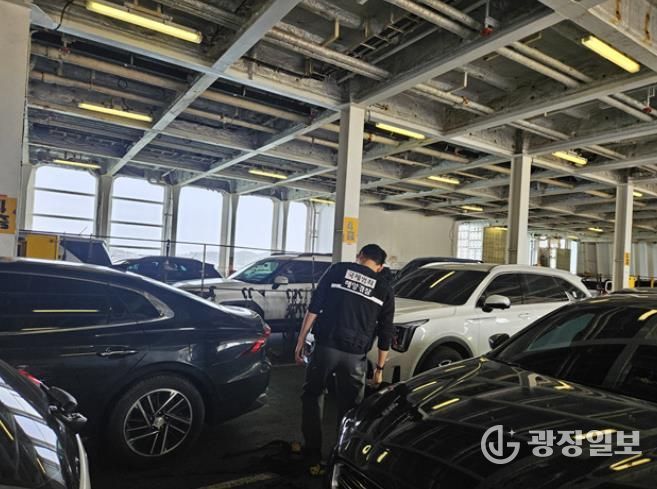 여객선 내 적재된 차량을 점검 중인 완도해경의 모습(배포사진)