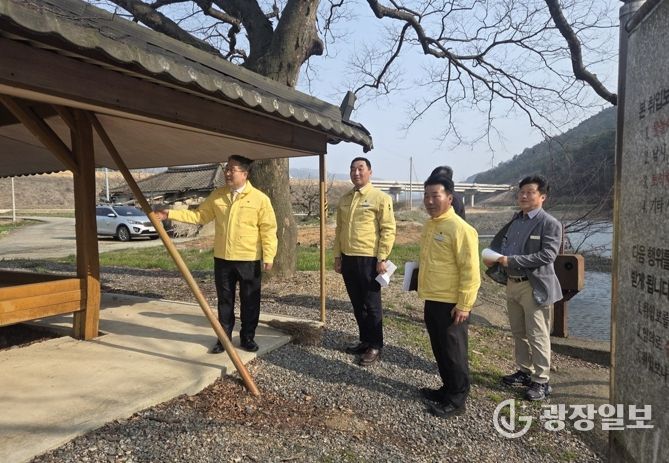 나주시가 하천과 구거 내 불법점용 시설에 대해 전수조사에 나선다. 사진은 강상구 나주시장 권한대행을 비롯한 관련 공직자들이 현장점검을 진행 중인 모습.