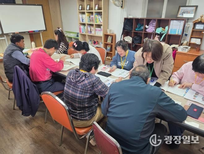 2026년 찾아가는 성인문해교실에서 강사가 어르신들에게 맞춤형 한글 및 디지털 교육을 진행하고 있다.
