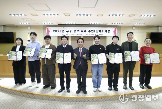 이성헌 서대문구청장(가운데)이 구정 홍보 표창 수상자들과 함께 기념 촬영을 하고 있다.