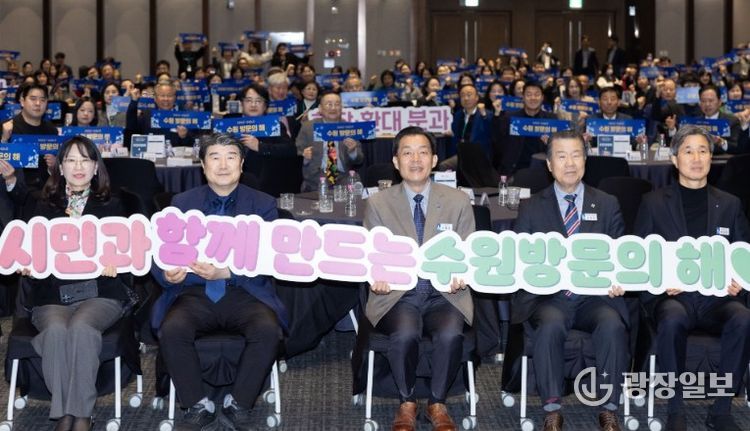 이재준 수원시장(가운데)과 발대식·토론회 참석자들이 함께하고 있다.