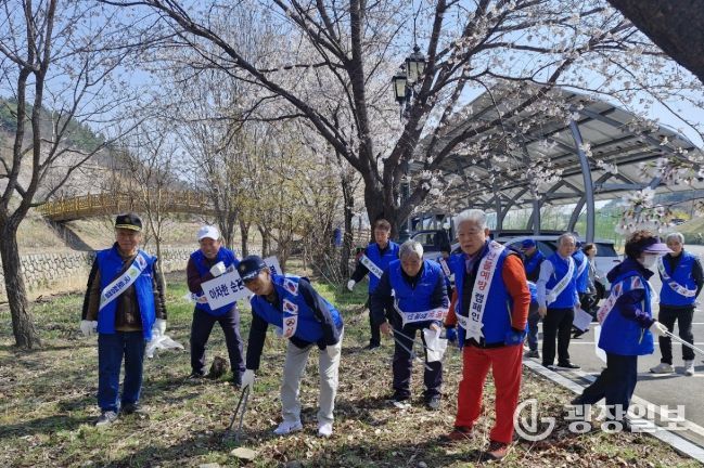 전몰군경유족회 영천시지회 회원들이 은해사 일원에서 산불예방 및 국토대청결 캠페인을 펼치고, 기념촬영을 하고 있다