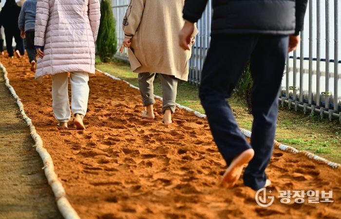 속초시 꽃묘장 맨발 황톳길, 겨울철 운영 성료