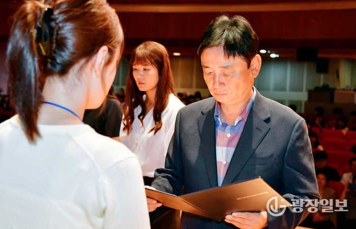 화천군과 화천군 인재육성재단이 올해 지역인재 지원을 대폭 강화한다. 사진은 지난해 열린 화천군 인재육성재단의 장학증서 수여식