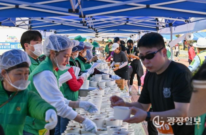 영주시 새마을회가 1만명 분 국수나눔을 하고 있다